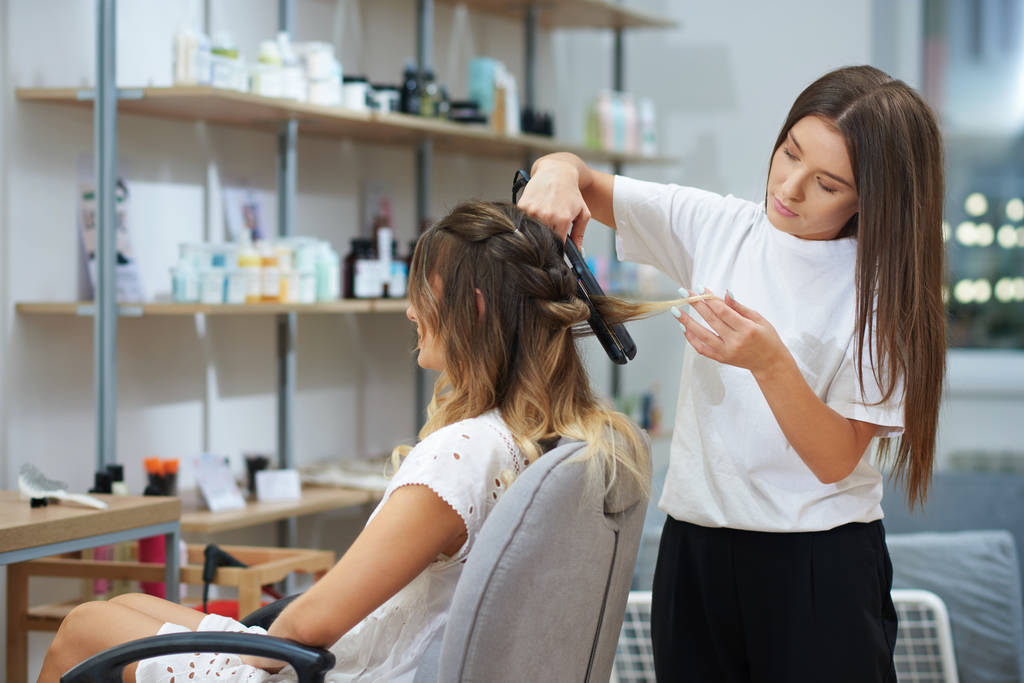 Klient relaks podczas uzyskiwania fryzjerskie w salonie piękności - Zdjęcie, obraz