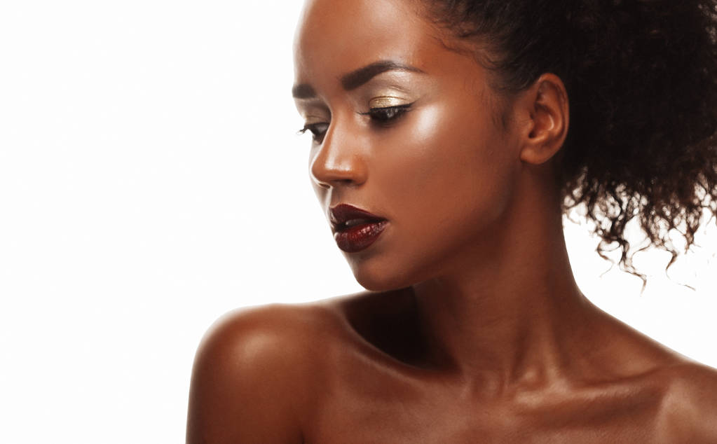 Divat és szépség koncepció: vonzó afro-amerikai nő közelkép portré - Fotó, kép