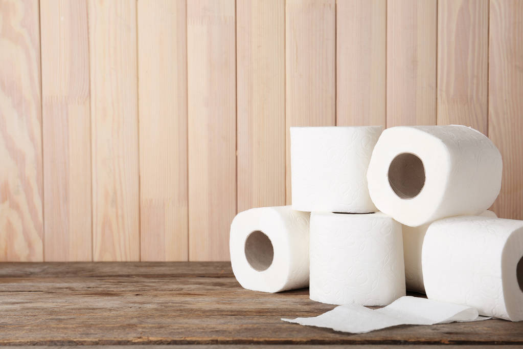 Рулоны туалетной бумаги на деревянном столе. Пространство для текста
 - Фото, изображение