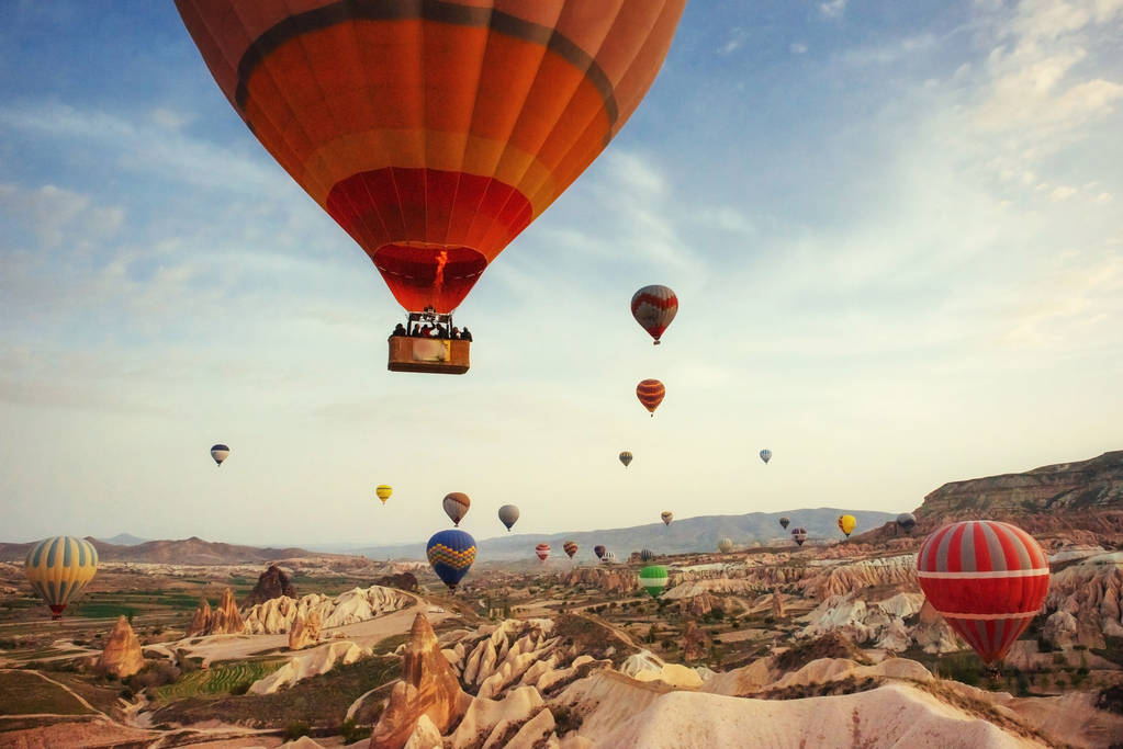 Kolorowe balony latające nad czerwony dolina w Kapadocji, Anatolii. Wulkanicznych gór Parku Narodowego Göreme. - Zdjęcie, obraz
