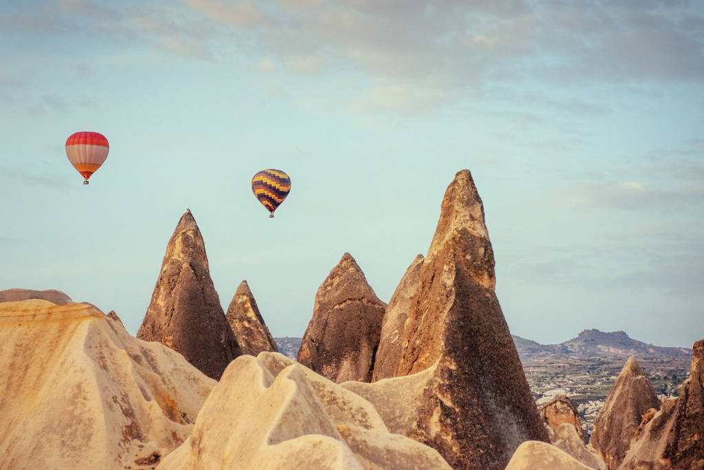 Sıcak Hava Balon Kapadokya Türkiye kaya manzaraya üzerinde uçan. Göreme Milli Parkı'nda volkanik dağlar arasında yer alan Cappadocia vadi, dağ geçidi, hills,. - Fotoğraf, Görsel