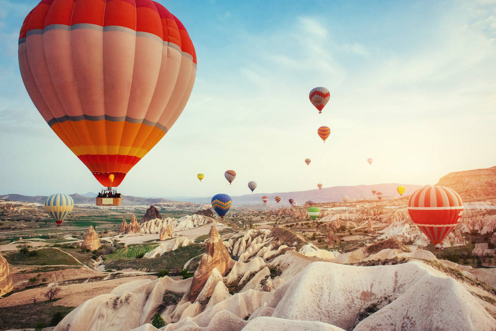 トルコ カッパドキアの美しい風船飛行石の風景が素晴らしい - 写真・画像