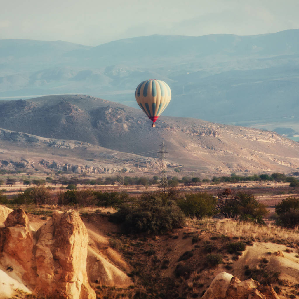 Barevné horkovzdušné balóny létání nad červeným údolí Kappadokie, Anatolie, Turecko. Sopečné hory v národním parku Göreme. - Fotografie, Obrázek