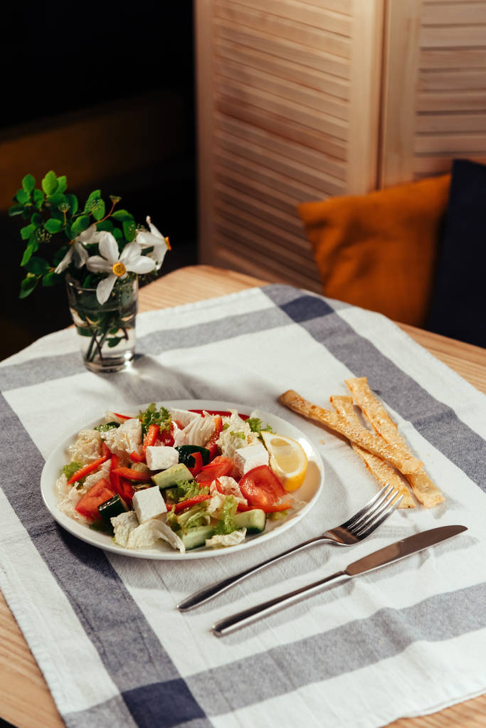 Salade grecque aux légumes frais, fromage feta et olives noires. - Photo, image