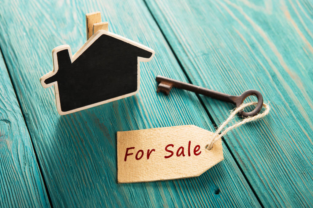 Immobilienverkaufs-Konzept - alter Schlüssel mit Anhänger - Foto, Bild