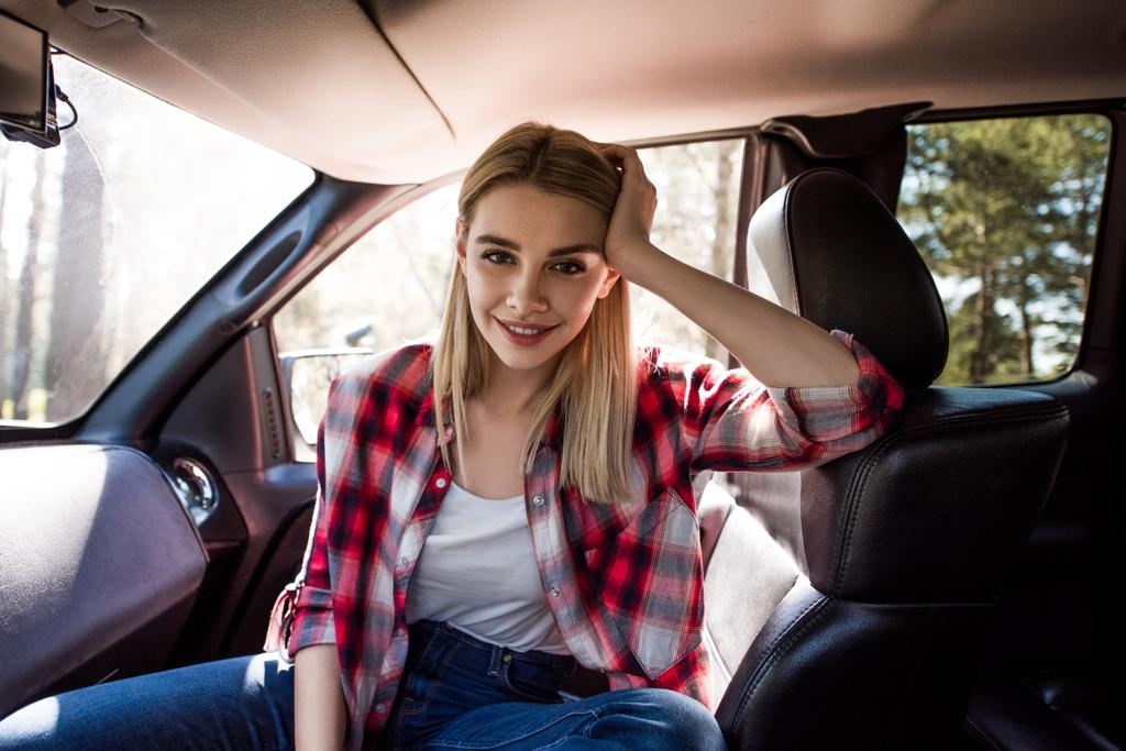 piękna, uśmiechnięta kobieta-kierowca siedzi w samochodzie - Zdjęcie, obraz