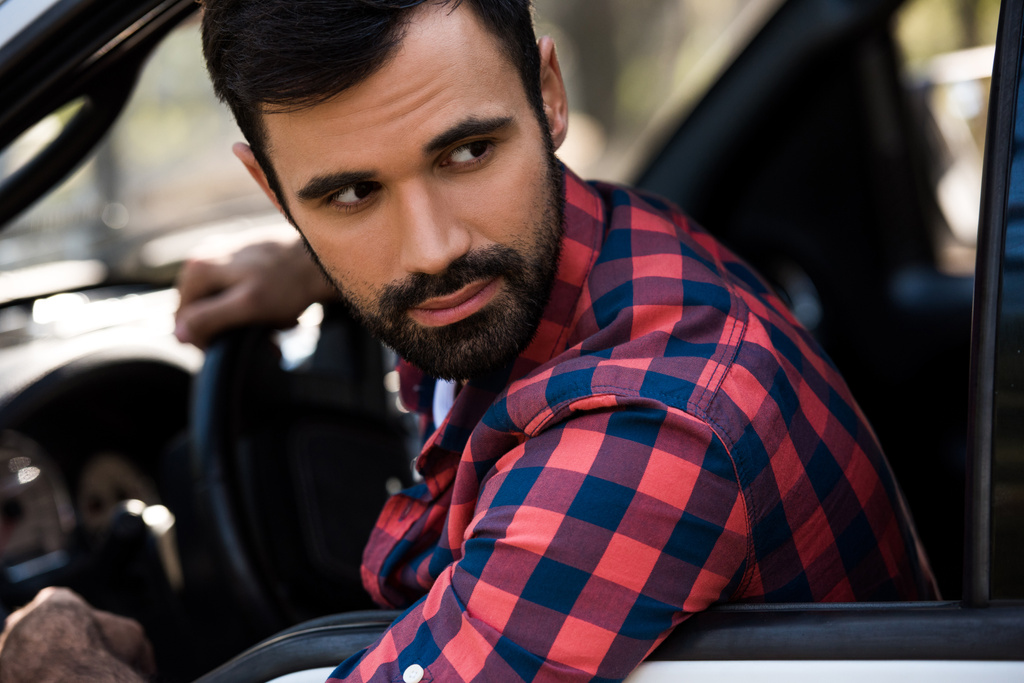 красивый бородатый мужчина за рулем пикапа
   - Фото, изображение