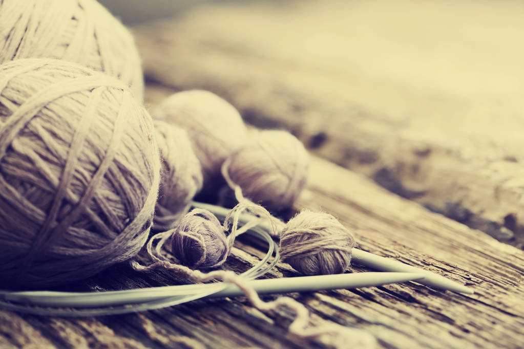 Fils colorés et aiguilles à tricoter sur fond en bois
 - Photo, image