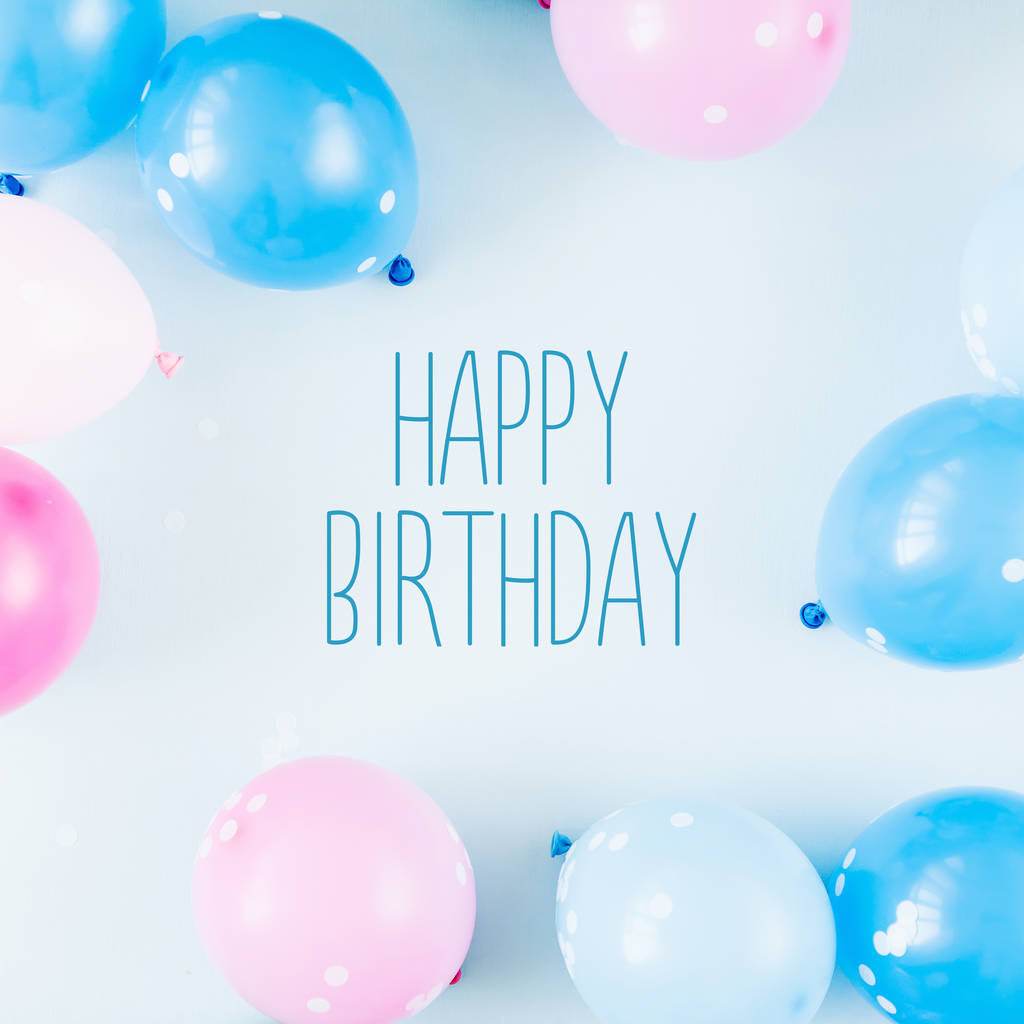 Slavnostní pozadí s barevnými balónky na pastelově modré pozadí s nápisem happy birthday - Fotografie, Obrázek