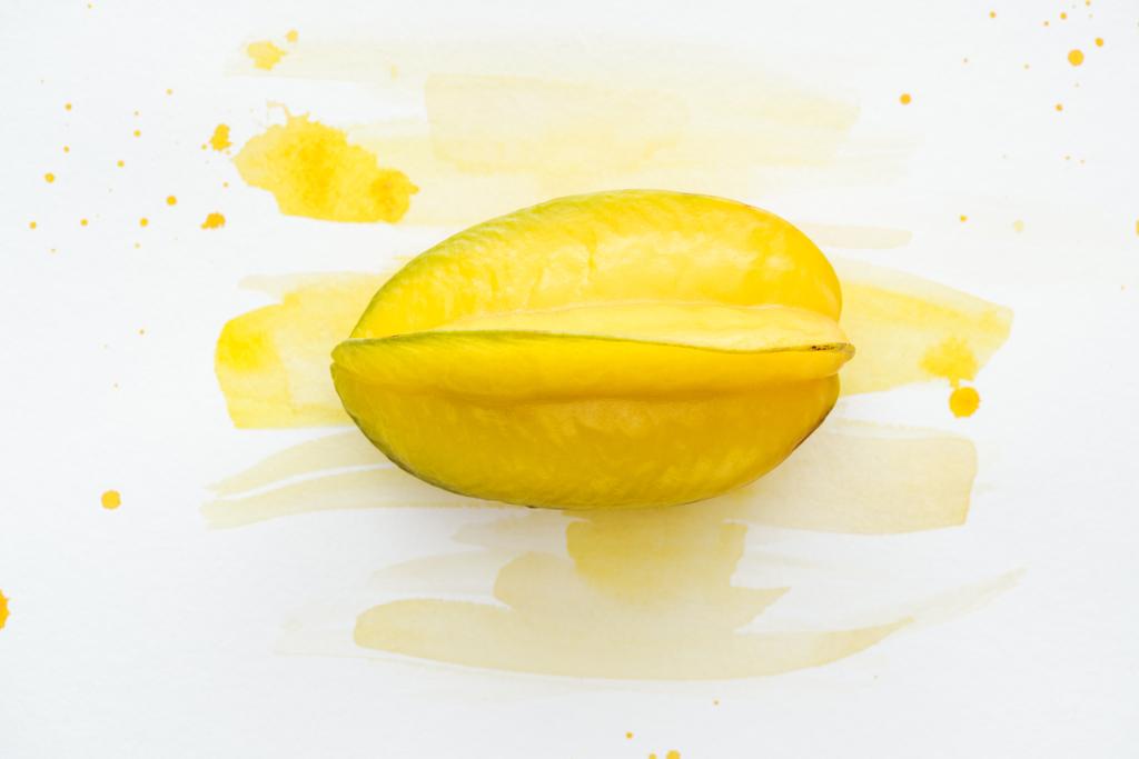 vista superior de carambola sobre superficie blanca con acuarela amarilla
 - Foto, imagen
