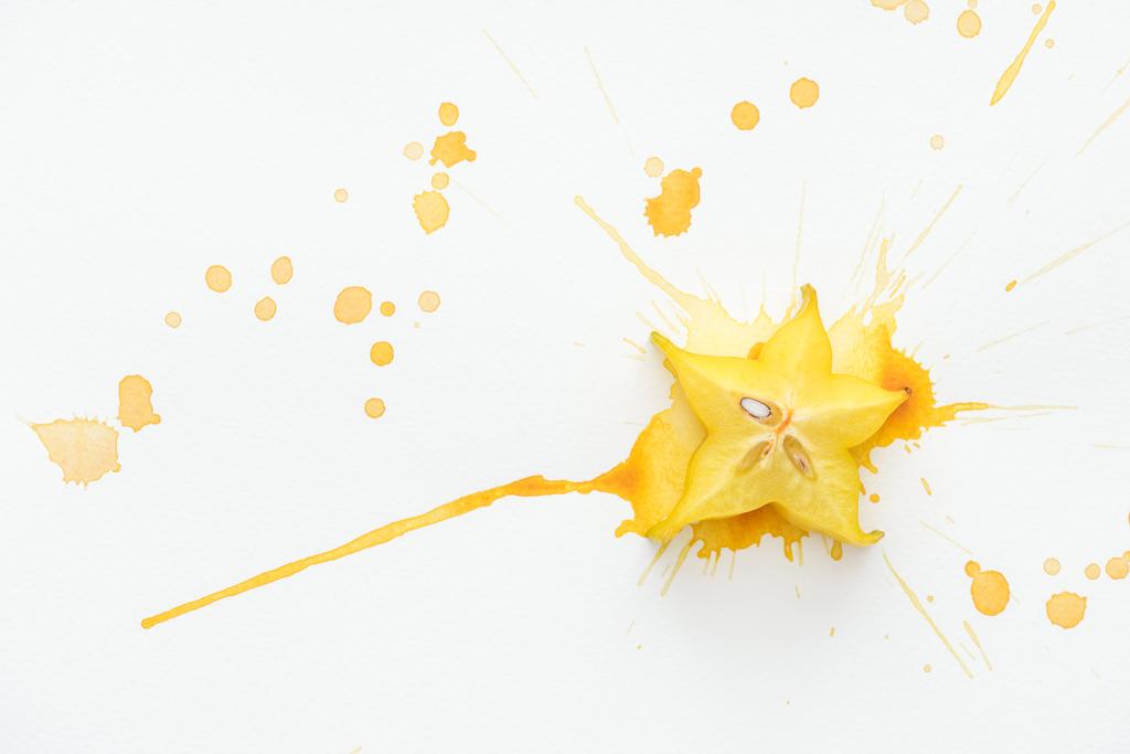 kohonnut näkymä makea tähti hedelmiä valkoiselle pinnalle keltainen maali roiskeet
 - Valokuva, kuva