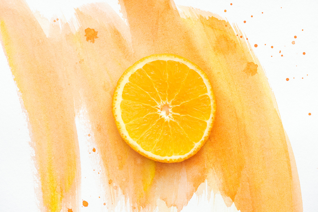 vista superior de la pieza naranja en la superficie blanca con acuarela naranja
 - Foto, imagen