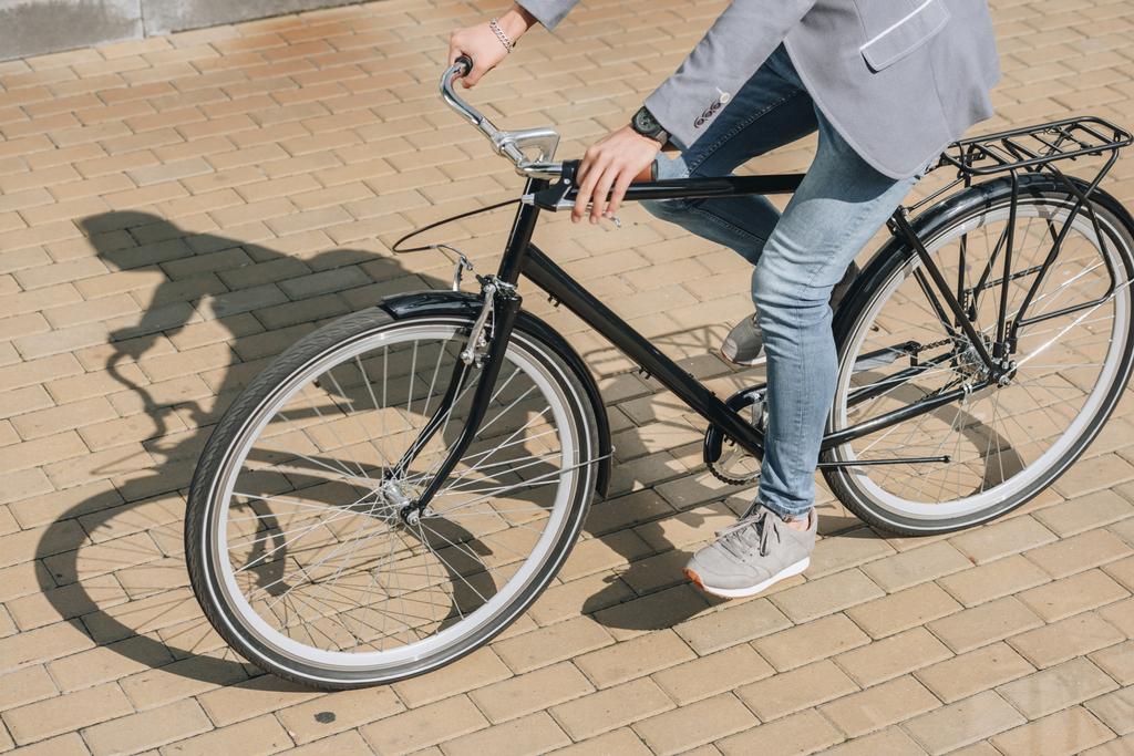 vue recadrée de jeune homme élégant à vélo en ville
 - Photo, image