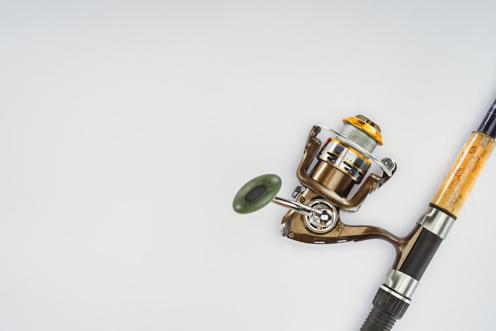 vista superior de la caña de pescar aislado en blanco, concepto minimalista
  - Foto, Imagen