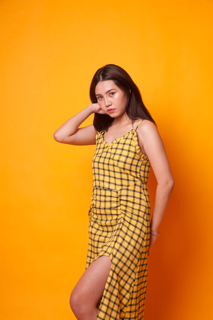 Portrét krásné mladé asijské ženy na žlutém podkladu - Fotografie, Obrázek