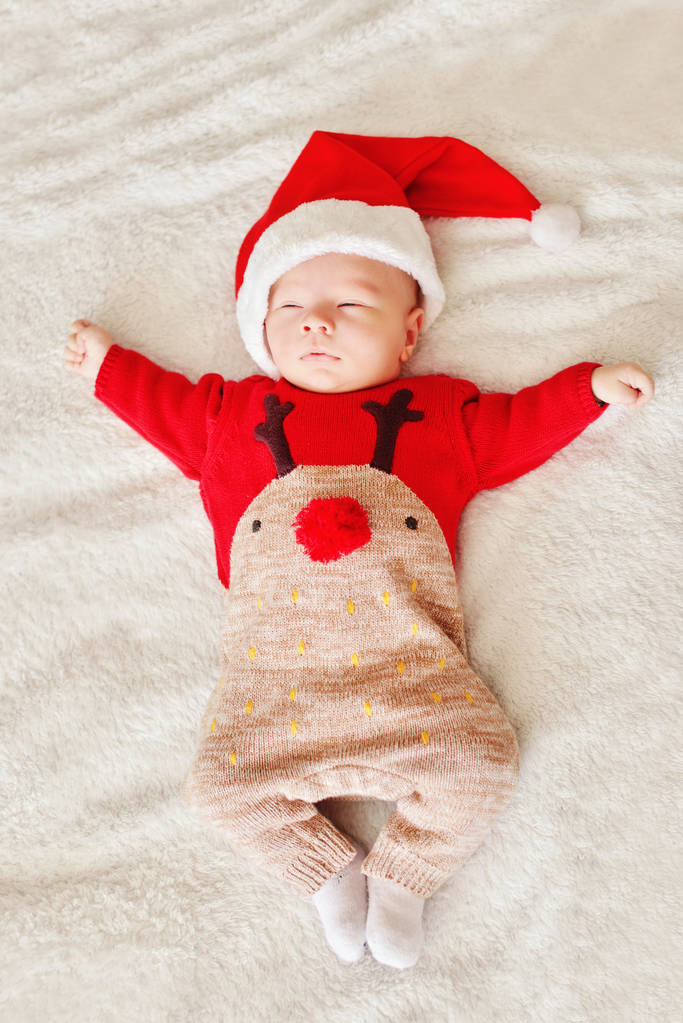 Mały chłopiec noworodka śpiącego kapeluszu Santa - Zdjęcie, obraz