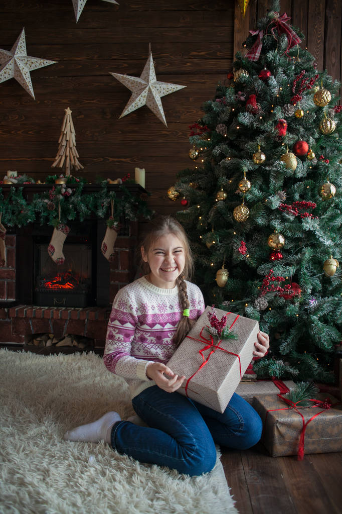 красивая девушка на Рождество украшенный номер
 - Фото, изображение