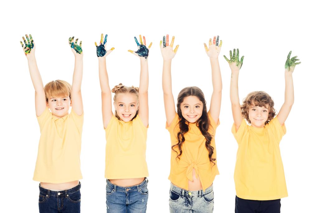 αξιολάτρευτο ευτυχής παιδιά δείχνει χέρια στη ζωγραφική και να χαμογελά στη φωτογραφική μηχανή που απομονώνονται σε λευκό - Φωτογραφία, εικόνα