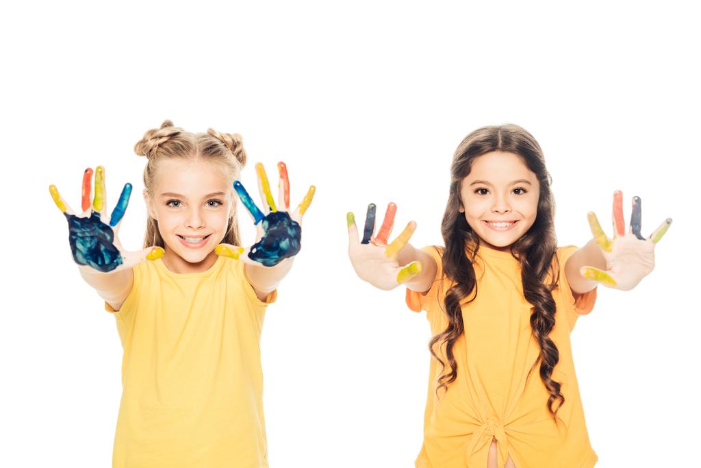 красиві щасливі діти, що показують барвисті пофарбовані руки і посміхаються на камеру ізольовані на білому
 - Фото, зображення