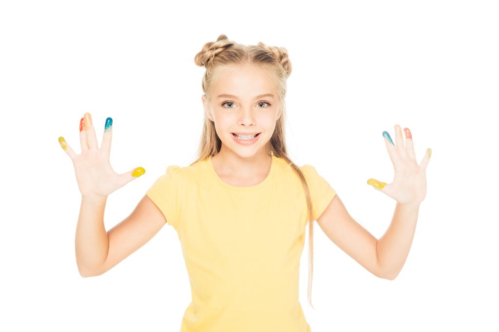 urocze dziecko pokazuje kolorowe malowane ręce i uśmiecha się do kamery na białym tle     - Zdjęcie, obraz