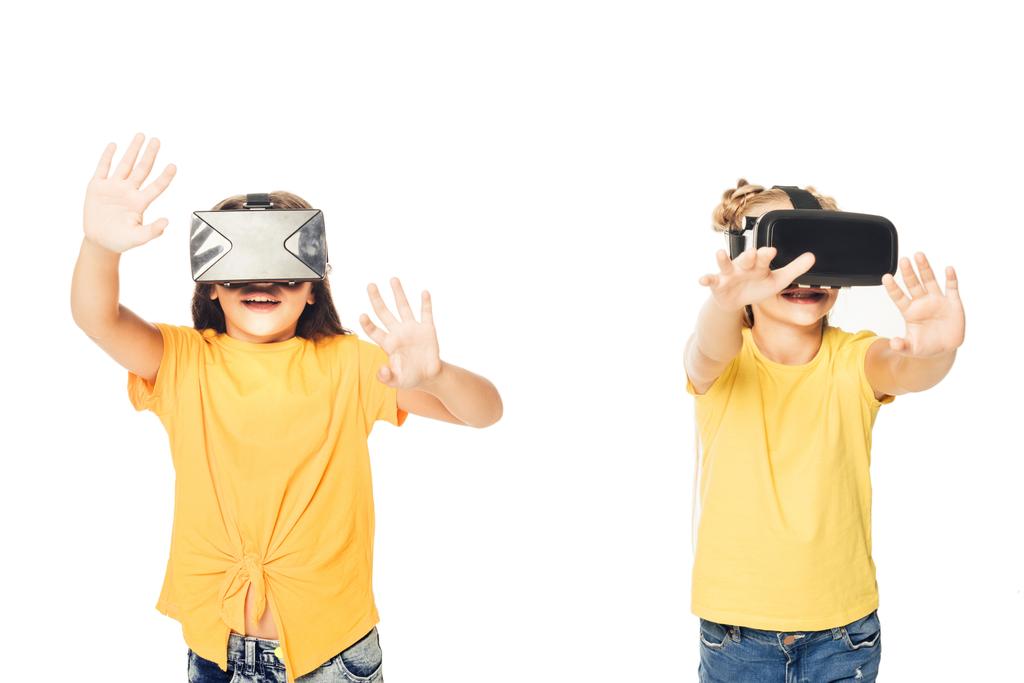 αξιολάτρευτο ευτυχής παιδιά χρησιμοποιώντας κάσκες εικονικής πραγματικότητας που απομονώνονται σε λευκό - Φωτογραφία, εικόνα