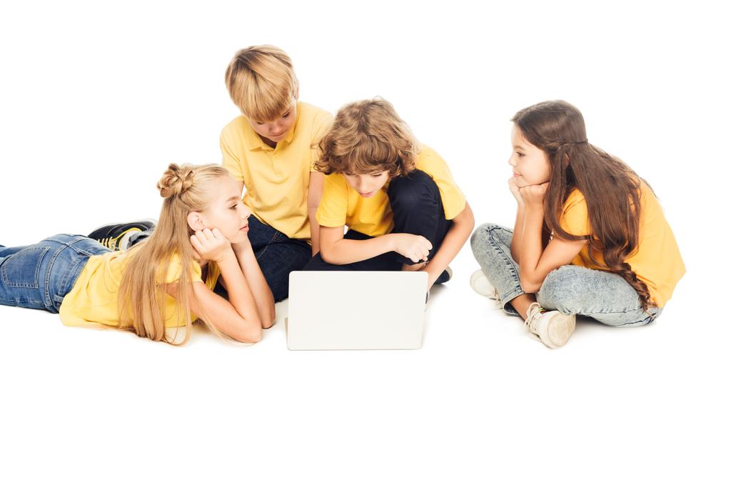 grupo de niños adorables usando el ordenador portátil juntos aislados en blanco
 - Foto, imagen