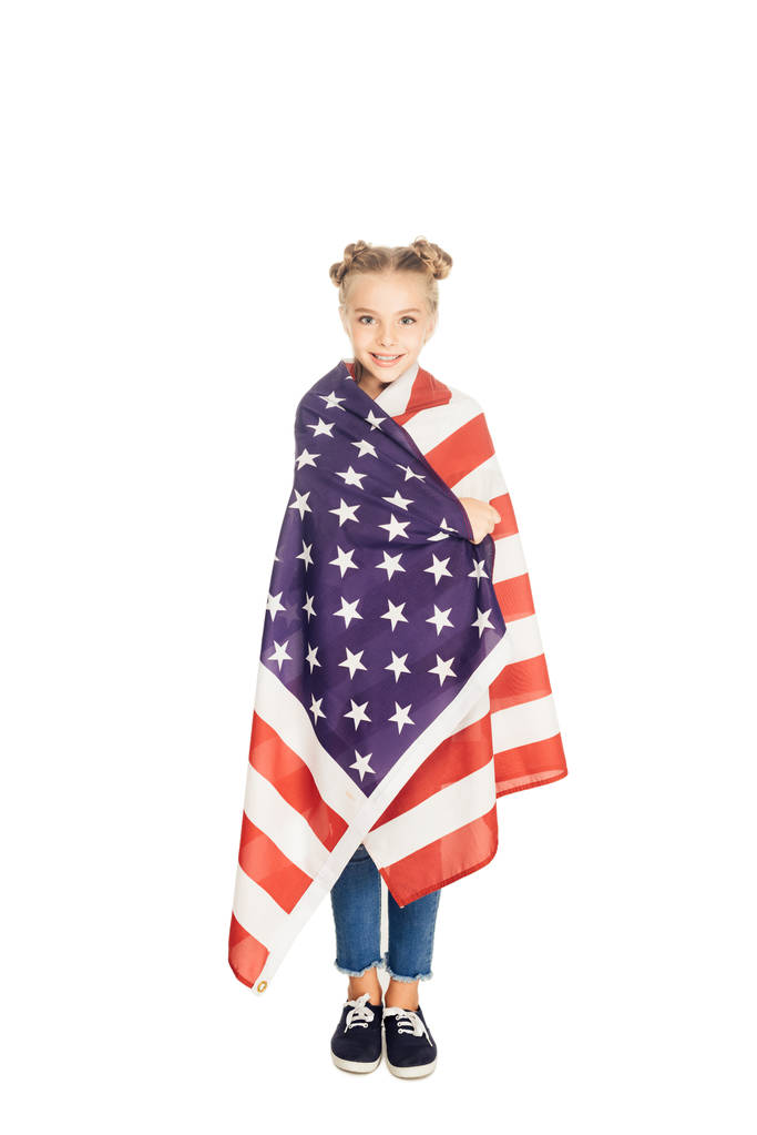 niño feliz sosteniendo bandera americana y sonriendo a la cámara aislada en blanco
 - Foto, Imagen