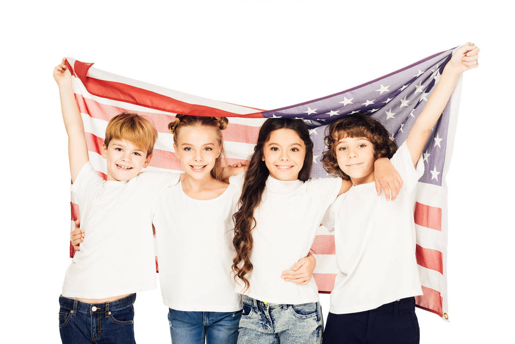 mosolyogva imádnivaló gyermek amerikai zászló alatt állt, és nézett elszigetelt fehér kamera - Fotó, kép