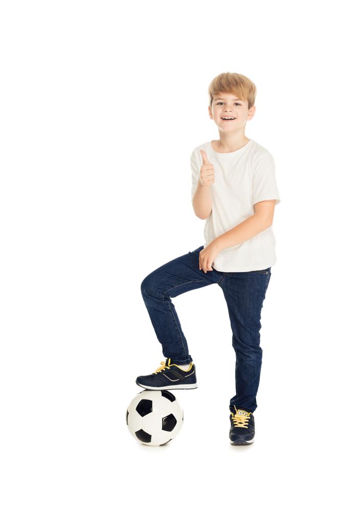 笑顔の愛らしい少年サッカー ボールに足を置くと分離に白を親指を表示 ロイヤリティフリー写真 画像素材