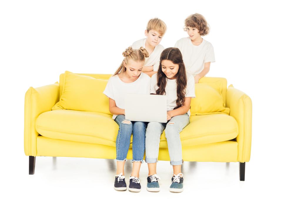 白で隔離黄色のソファーでノート パソコンを使用して友達に笑顔 - 写真・画像