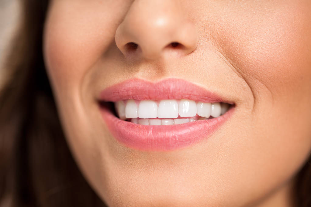 Lábios femininos sorridentes com dentes brancos saudáveis
 - Foto, Imagem