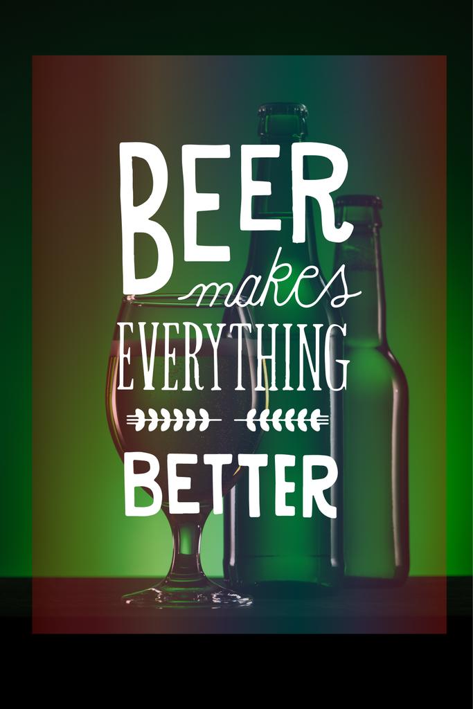 μπουκάλια και το ποτήρι της μπύρας σε σκούρο πράσινο φόντο με έμπνευση «μπύρα κάνει ό, τι καλύτερο» - Φωτογραφία, εικόνα