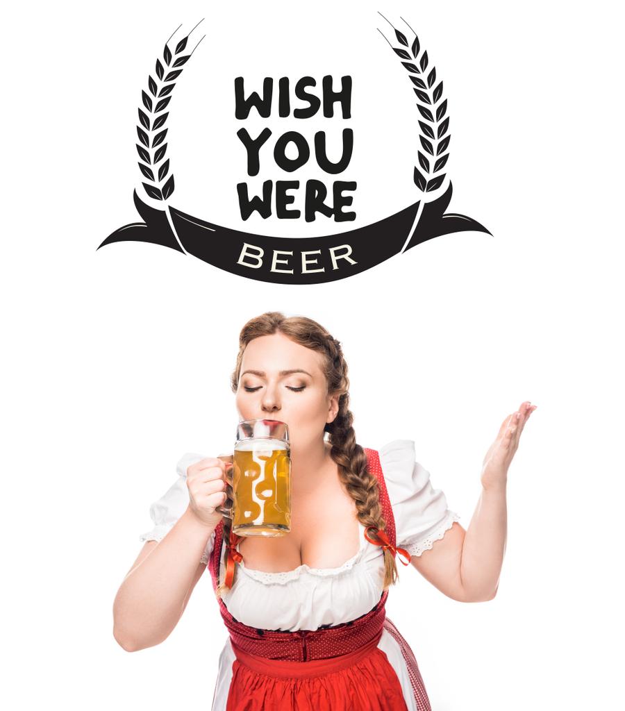 kelnerka Oktoberfest w tradycyjnym bawarskim stroju picia piwa na białym tle na białym tle z inspiracji "wish you were piwo" - Zdjęcie, obraz