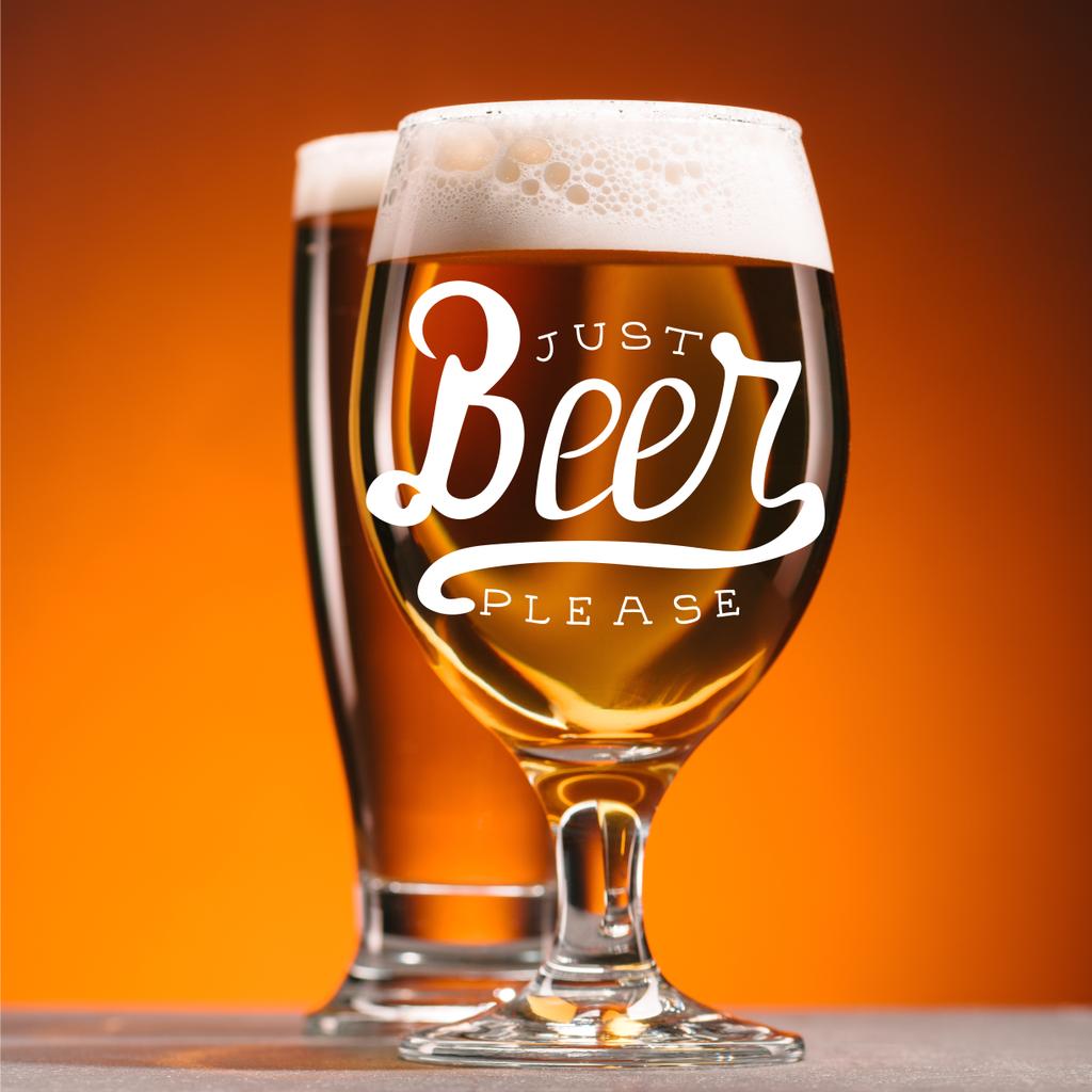 selectieve aandacht voor plaatsing van glazen bier met schuim op oranje achtergrond met "gewoon bier gelieve" belettering - Foto, afbeelding