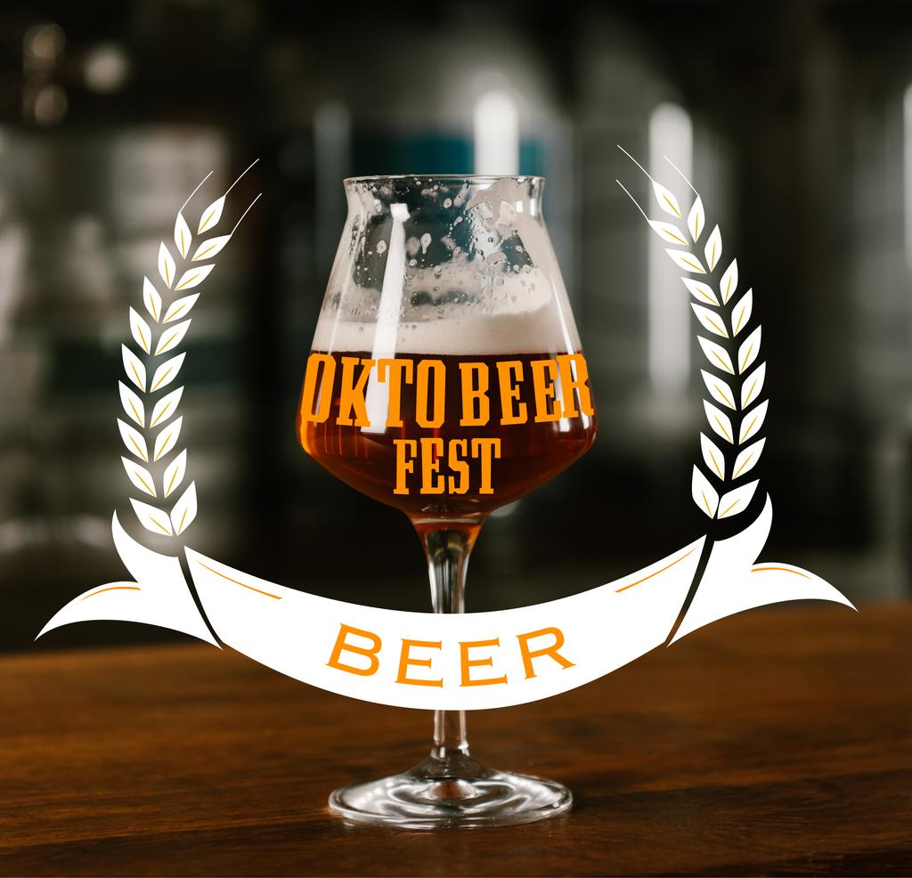 Glas frisches, kaltes, leckeres Bier auf Holztisch in Kneipe mit "Oktoberfestbier" -Schriftzug - Foto, Bild