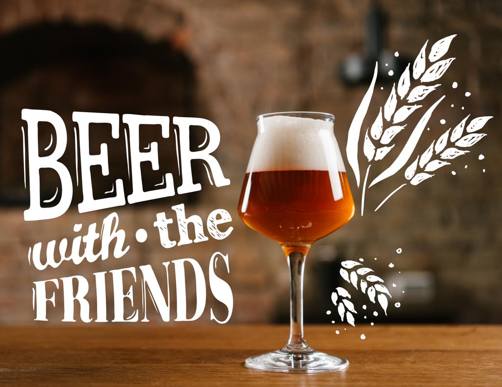 vista de cerca de la cerveza fría fresca en vidrio en la mesa de madera en el bar con "cerveza con la inspiración de los amigos"
 - Foto, Imagen