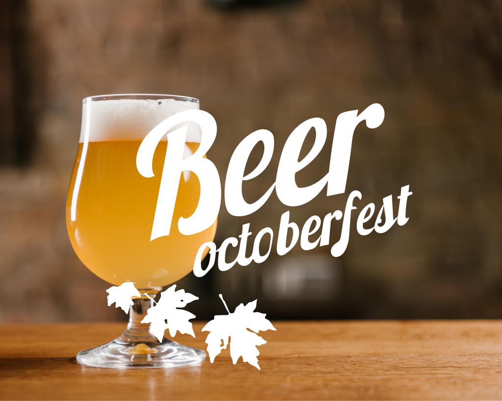 lahodné čerstvé pivo s pěnou ve skle na dřevěný stůl v baru s nápisem "piva Oktoberfest" - Fotografie, Obrázek