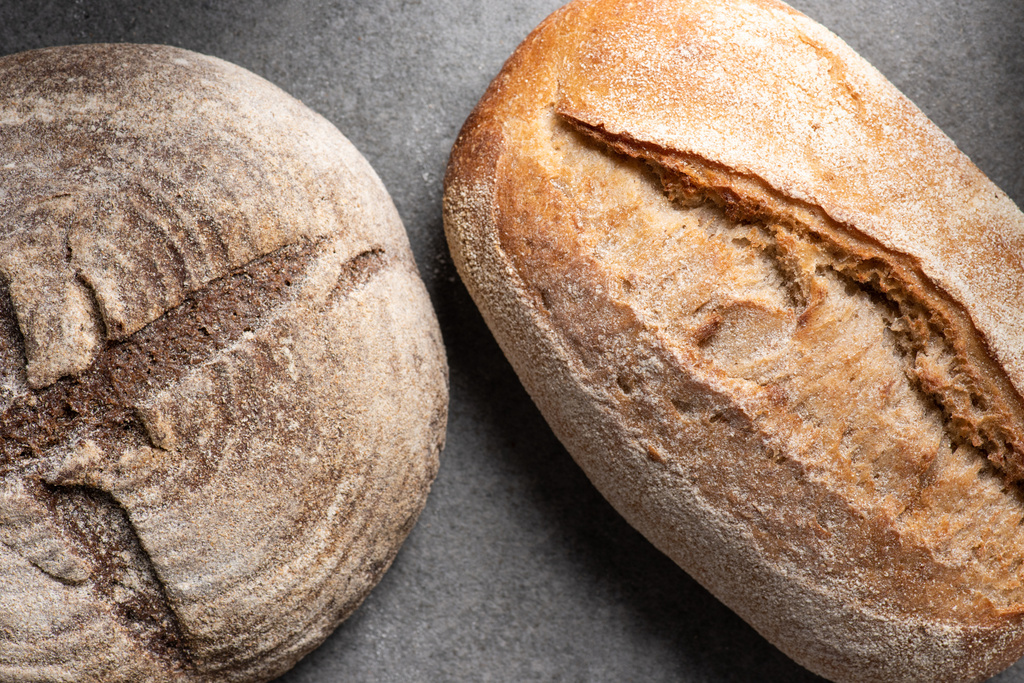 vista superior de loafs de pão em mesa cinza
 - Foto, Imagem