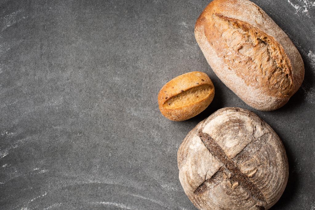 плоский лежав з хлібом запеченого хліба на сірій тарілці
 - Фото, зображення