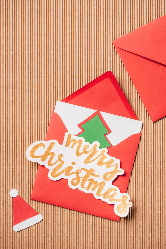 vista superior de envelopes de saudação e lettering Feliz Natal na superfície
 - Foto, Imagem