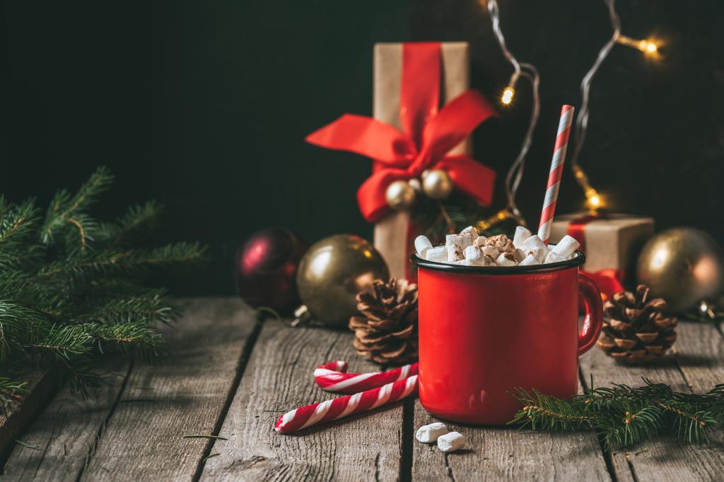taza de cacao caliente con malvaviscos en la mesa de madera con abeto de Navidad
 - Foto, imagen