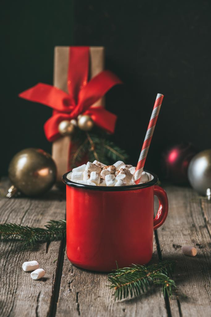 csésze forró kakaót a marshmallows, a fából készült asztal fenyő on christmastime - Fotó, kép