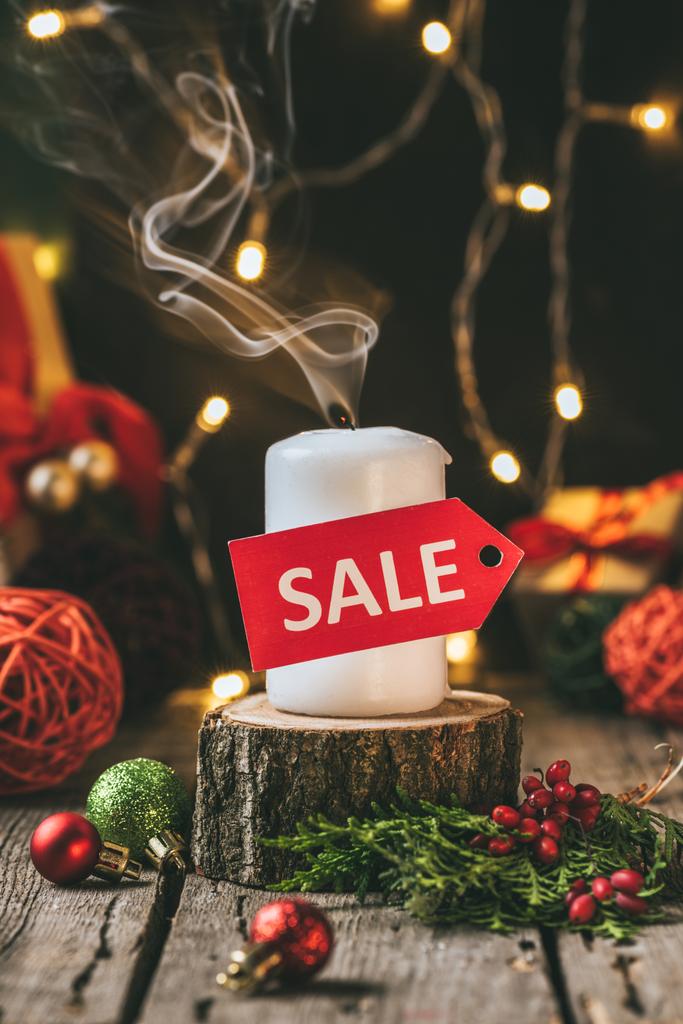 karácsonyi gyertya piros eladó tag a fa stump dekorációk - Fotó, kép