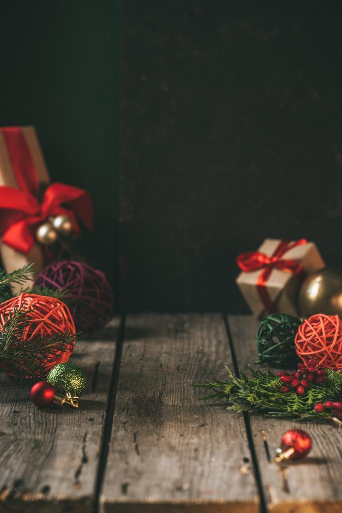 Рождественский декор и подарочные коробки на деревянном столе с копировальным местом
 - Фото, изображение