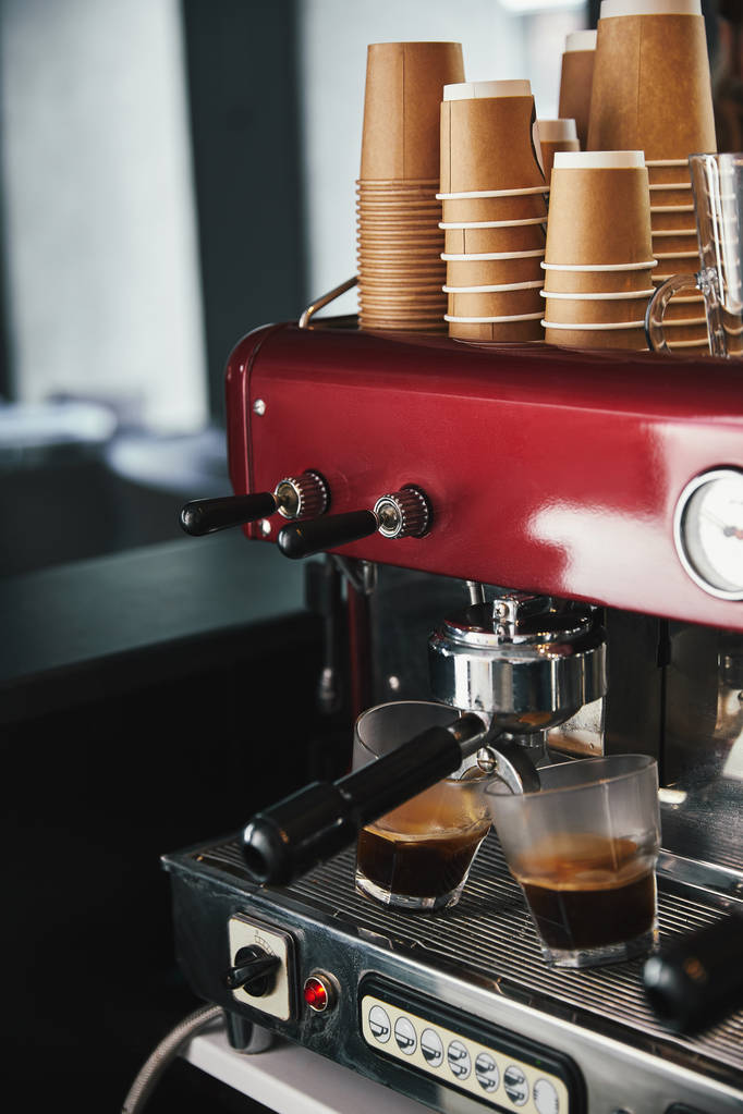 vista close-up da máquina de café profissional preparando café em dois copos
 - Foto, Imagem