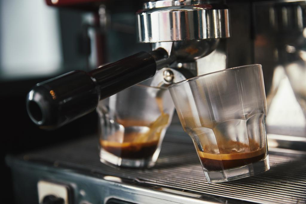 Profesyonel kahve makinesi ve iki bardak espresso ile yakından görmek  - Fotoğraf, Görsel