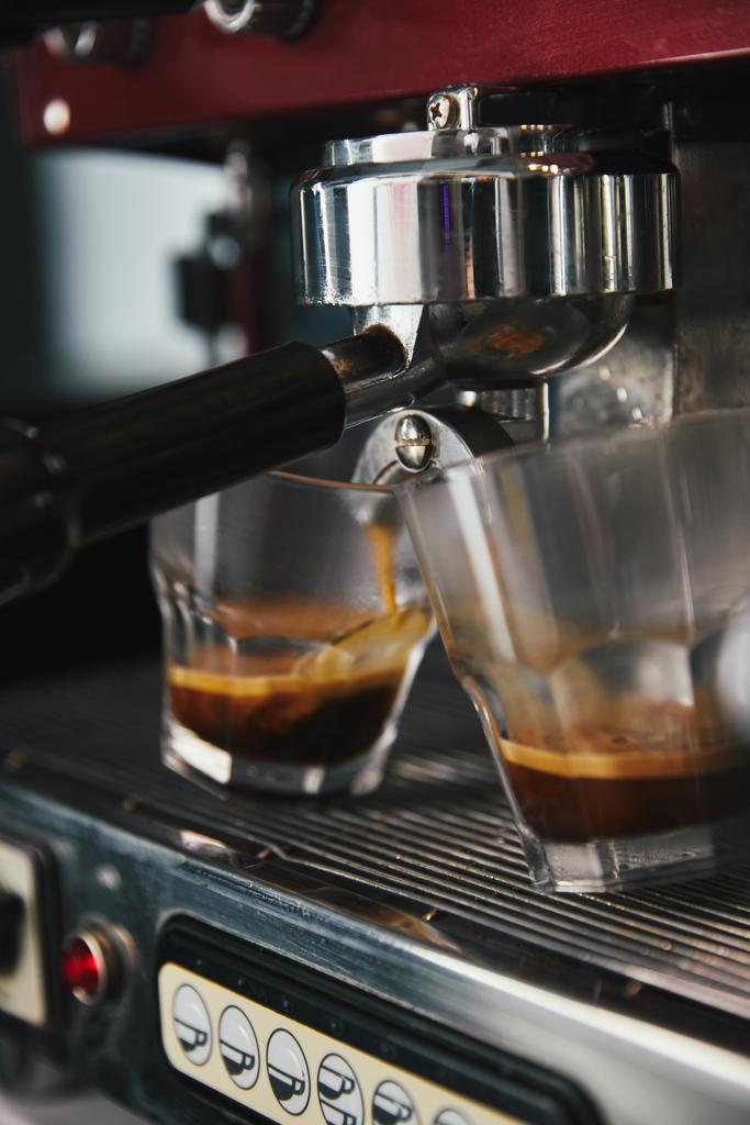 lähikuva ammatillinen kahvinkeitin ja kaksi lasillista espressolla
   - Valokuva, kuva