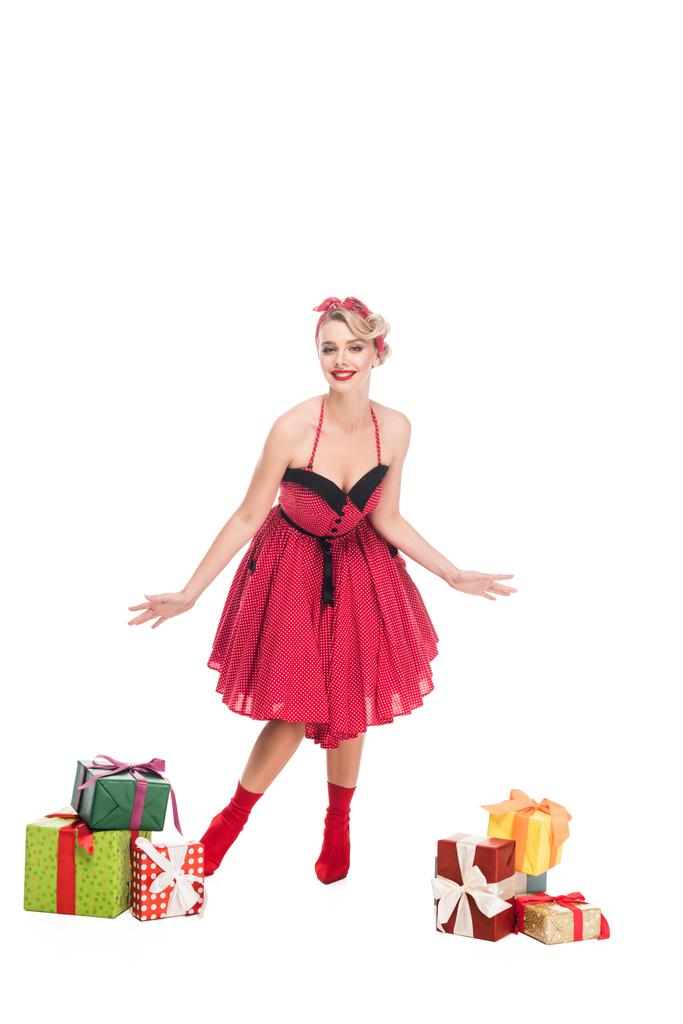 приваблива жінка в сукні під шпилькою біля купи подарункових коробок ізольована на білому
 - Фото, зображення