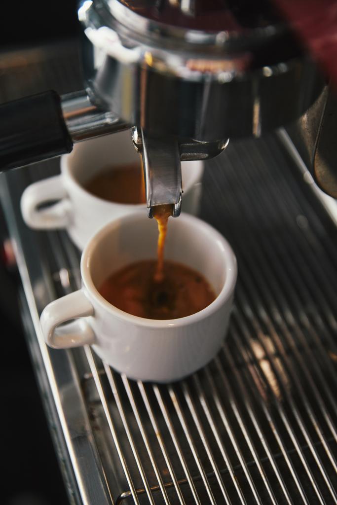 vista de cerca de la cafetera y dos tazas con espresso
   - Foto, imagen