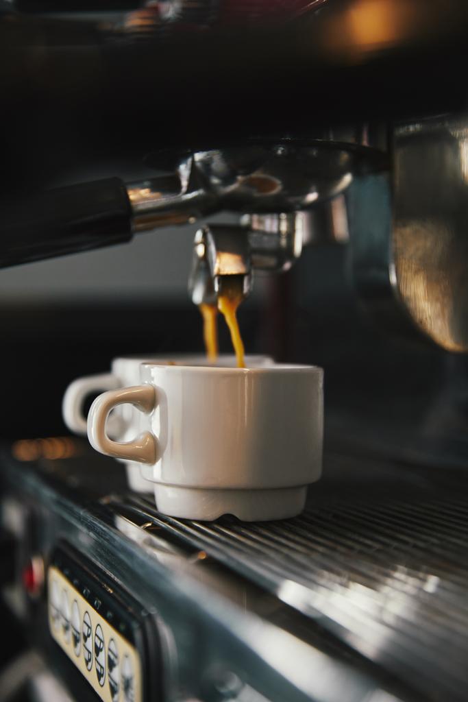 vista ravvicinata della macchina da caffè e due tazze con espresso
   - Foto, immagini